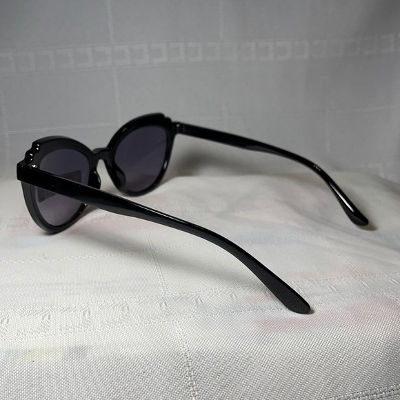 *5 for $25* NWOT FGX International Black Fashion Sunglasses Cat Eye - Picture 3 of 4